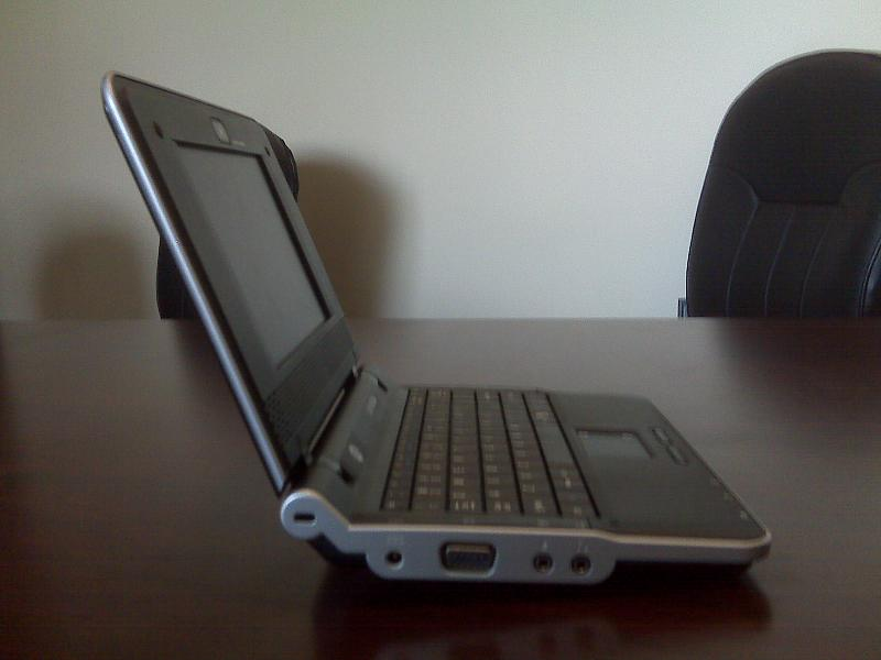 Illustration for article titled CTL IL1 Netbook $50 Cheaper Than Eee PC, Has Better Specs
